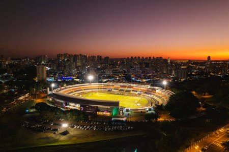 Foto de Ribeiro Preto, So Paulo / Brasil - Circa Junio 2022: Vista aérea de Ribeiro Preto, So Paulo, se pueden ver edificios y el Estadio Botafogo de Santa Cruz. atardecer, tarde temprano. - Imagen libre de derechos