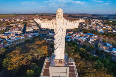 Foto de Sertaozinho, So Paulo / Brasil - Circa junio 2022: Imagen aérea de la ciudad de Sertaozinho, SP. Monumento a Cristo Redentor de la ciudad, camino de la fe. - Imagen libre de derechos