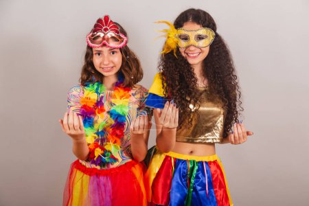 Foto de Chicas brasileñas amigas, vestidas con ropas de carnaval. invitando a las manos. - Imagen libre de derechos