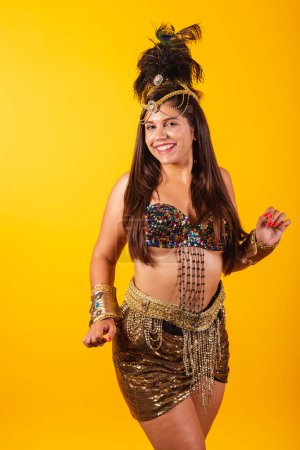 Téléchargez les photos : Belle femme brésilienne en vêtements de carnaval d'or, dansant, appréciant et faisant la fête. photo verticale - en image libre de droit
