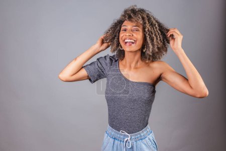 Foto de Mujer negra brasileña, hermosa, mostrando pelo, rizos, pelo afro. Poder negro. - Imagen libre de derechos