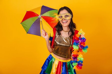 Téléchargez les photos : Belle femme brésilienne en vêtements de carnaval, avec des vêtements frevo, et parapluie coloré et collier de fleurs. - en image libre de droit