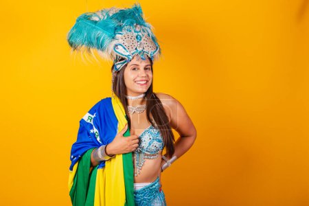 Téléchargez les photos : Belle femme brésilienne avec des vêtements de carnaval bleu, couronne de plumes, reine du carnaval, avec drapeau brésilien. - en image libre de droit