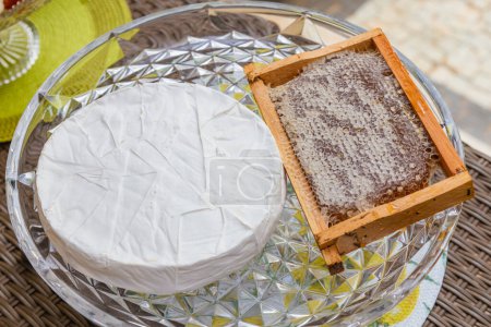 Foto de Queso brie servido con panal, queso tradicional servido con miel en eventos sociales. - Imagen libre de derechos