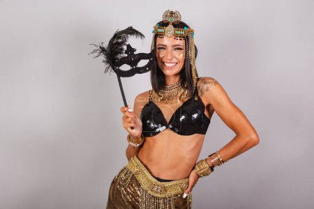 Foto de Horizontal, tiro de medio cuerpo, hermosa mujer brasileña en ropa de carnaval. celebración de máscara de carnaval. - Imagen libre de derechos