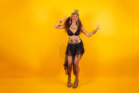 Foto de Foto horizontal, cuerpo completo, mujer brasileña negra en ropa de carnaval. bailando. - Imagen libre de derechos