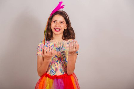 Photo for Brazilian child, girl, dressed in carnival outfit, inviting with hands, come. - Royalty Free Image