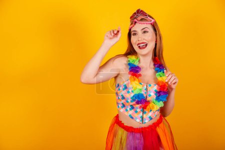Foto de Pelirroja brasileña, vestida de carnaval, con un collar de flores alrededor de su cuello, bailando. - Imagen libre de derechos