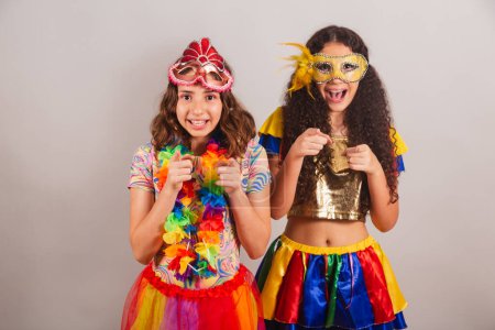 Foto de Chicas brasileñas amigas, vestidas con ropas de carnaval. apuntando a la cámara. - Imagen libre de derechos