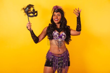 Téléchargez les photos : Plan horizontal, mi-corps de la belle Brésilienne noire vêtue de carnaval. tenue masque de carnaval. - en image libre de droit