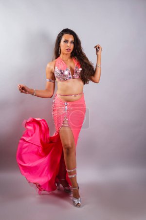 Téléchargez les photos : Belle femme brésilienne, avec des robes pour la danse du ventre, danseuse. Répétition traditionnelle arabe de danse traditionnelle. - en image libre de droit
