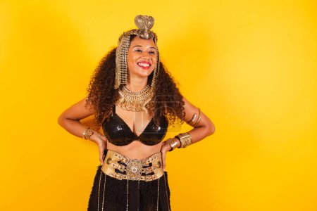 Téléchargez les photos : Plan horizontal, mi-corps de la belle Brésilienne noire vêtue de carnaval. mains sur la taille. - en image libre de droit