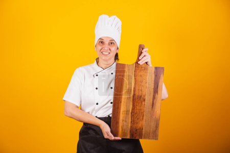 Téléchargez les photos : Femme brésilienne adulte, chef, maître en gastronomie. tenant une planche en bois. - en image libre de droit