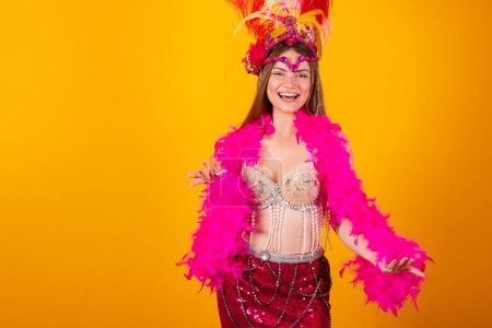Foto de Hermosa mujer brasileña rubia con ropa de reina de la escuela de samba, carnaval. Corona de plumas. Bien. - Imagen libre de derechos