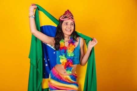 hermosa mujer brasileña en ropa de carnaval, con bandera de Brasil.