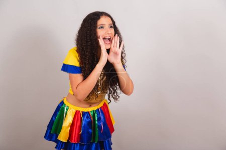 Téléchargez les photos : Jeune adolescente, brésilienne, avec des vêtements frevo, carnaval. crier promotion, publicité. - en image libre de droit