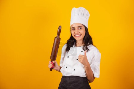 Téléchargez les photos : Femme brésilienne, chef cuisinier, tenant un rouleau en bois. - en image libre de droit