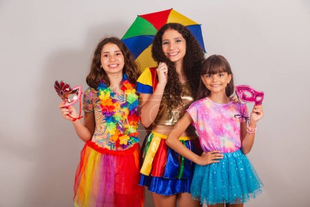 Téléchargez les photos : Filles brésiliennes amies, habillées en vêtements de carnaval souriant pour la photo. - en image libre de droit