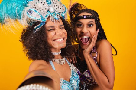 Téléchargez les photos : Deux amis brésiliens dans des vêtements de carnaval, en prenant auto-portrait avec smartphone. - en image libre de droit