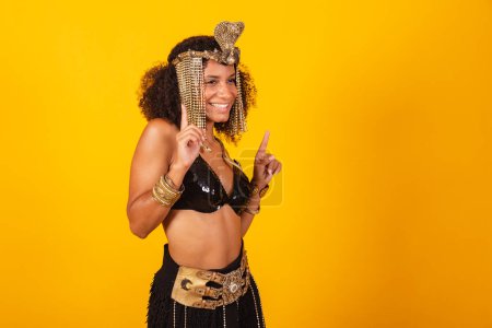 Téléchargez les photos : Belle brésilienne noire, vêtue de carnaval Cleopatra, dansant et faisant la fête. - en image libre de droit