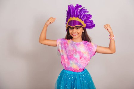 Téléchargez les photos : Belle fille brésilienne, enfant, habillée pour le carnaval au Brésil. célébrer. - en image libre de droit