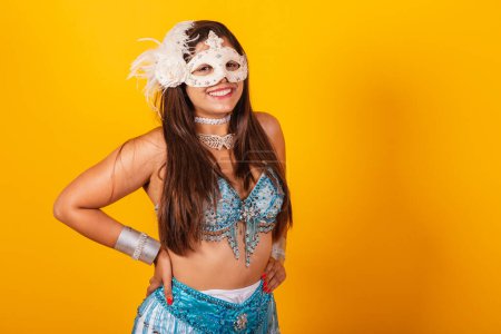 Téléchargez les photos : Belle femme brésilienne en bleu et blanc vêtements de carnaval. Plan vertical, main sur la taille, souriant en regardant la caméra. - en image libre de droit