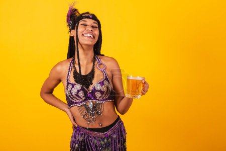 Téléchargez les photos : Belle femme brésilienne en violet vêtements de carnaval tenant verre de bière. - en image libre de droit