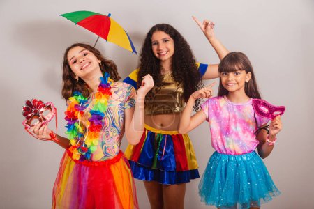 Téléchargez les photos : Filles brésiliennes amies, habillées de vêtements de carnaval dansant. - en image libre de droit