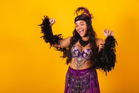 Téléchargez les photos : Femme brésilienne, portant des vêtements de carnaval, dansant, faisant la fête. - en image libre de droit