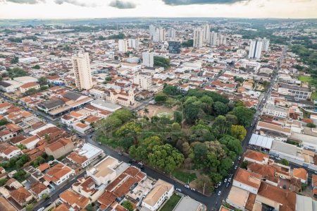 Foto de Jaboticabal, Sao Paulo, Brasil - Circa Octubre 2022: Vista aérea de Jabuticabal por dron. - Imagen libre de derechos