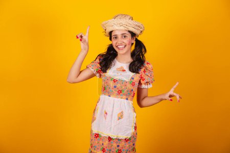 Téléchargez les photos : Belle femme brésilienne, avec des vêtements de fête de juin, danse. - en image libre de droit