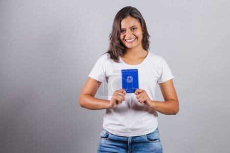 Téléchargez les photos : Femme brésilienne, titulaire d'une carte de travail, document brésilien pour le travail de formulaire, ressources humaines. - en image libre de droit