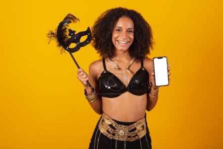 Foto de Hermosa brasileña negra, vestida con ropas de carnaval de Cleopatra, con máscara de carnaval, haciendo un retrato de cerca. vertical - Imagen libre de derechos