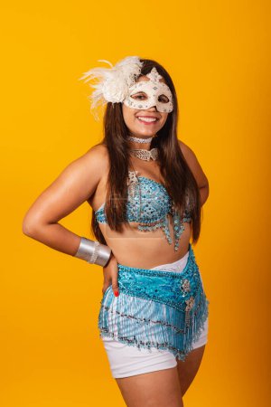 Téléchargez les photos : Belle femme brésilienne en bleu et blanc vêtements de carnaval. Photo verticale, avec mascara. Souriant. - en image libre de droit