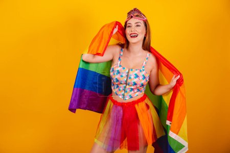 Téléchargez les photos : Rousse brésilienne, avec des vêtements de carnaval, avec un drapeau coloré. LGBT - en image libre de droit