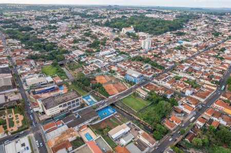 Foto de Jaboticabal, Sao Paulo / Brasil - Circa Octubre 2022: Vista aérea de Jabuticabal por dron. - Imagen libre de derechos