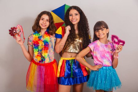 Téléchargez les photos : Filles brésiliennes amies, habillées en vêtements de carnaval souriant pour la photo. - en image libre de droit