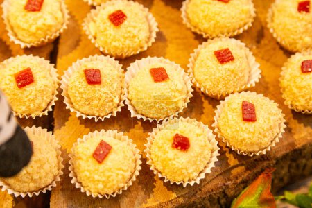 Foto de Deliciosos dulces de cumpleaños para niños variados, brigadeiro, beso, caramelos de coco, brigadeiro de fresa. Dulce brasileño - Imagen libre de derechos