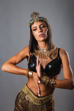 Foto de Tiro vertical, medio cuerpo, hermosa brasileña vestida de carnaval. posando para la foto. - Imagen libre de derechos