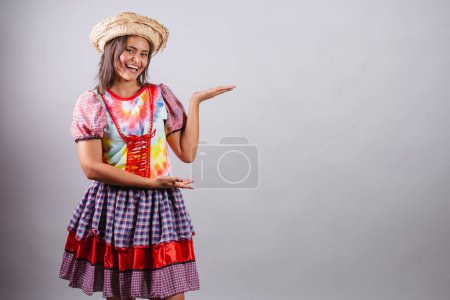 Foto de Mujer brasileña vistiendo ropa de campo, fiesta So Joo, fiesta Junina. presentación de productos, presentación de anuncios, publicidad. - Imagen libre de derechos