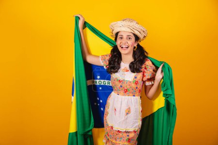 Téléchargez les photos : Femme brésilienne, avec des vêtements de festa junina, avec le drapeau du Brésil - en image libre de droit