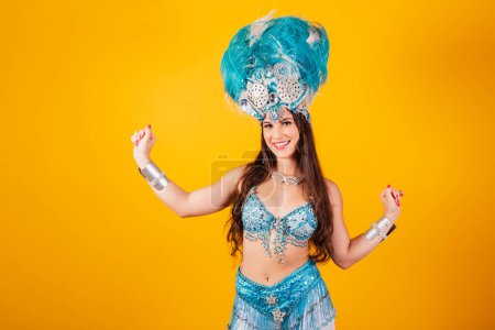 Téléchargez les photos : Belle femme brésilienne avec des vêtements de reine de l'école de samba, carnaval. Couronne de plumes, danse. - en image libre de droit