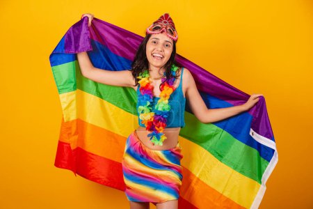 Téléchargez les photos : Belle femme brésilienne en vêtements de carnaval, avec drapeau lgbt. - en image libre de droit