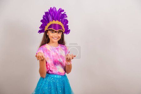 Téléchargez les photos : Belle fille brésilienne, enfant, habillée pour le carnaval au Brésil. invitant les mains. - en image libre de droit