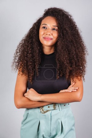 Foto de Foto vertical, hermosa mujer brasileña negro, optimista, positivo, feliz sonriente, pelo rizado. - Imagen libre de derechos