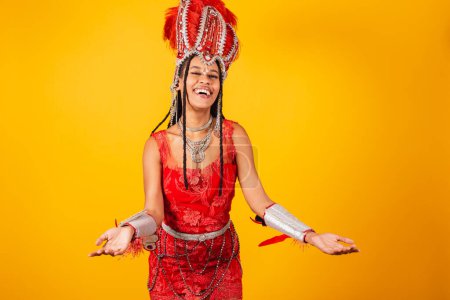 Téléchargez les photos : Belle femme brésilienne noire, avec des vêtements de carnaval rouge. À bras ouverts, bienvenue. - en image libre de droit