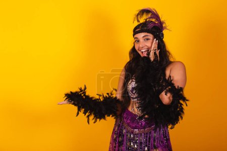 Téléchargez les photos : Femme brésilienne, portant des vêtements de carnaval, présentant quelque chose à droite. - en image libre de droit