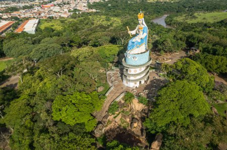 Foto de Salto, So Paulo / Brasil - Circa Febrero 2023: Vista aérea de Salto, Monumento a la Patrona - Imagen libre de derechos