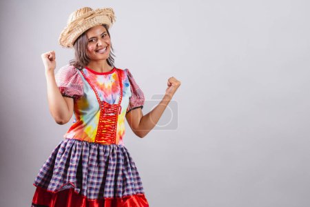 Foto de Mujer brasileña vistiendo ropa de campo, fiesta So Joo, fiesta Junina. celebrando, vibrando. - Imagen libre de derechos