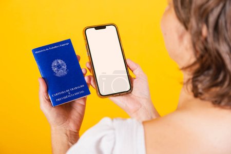 Hand hält Arbeit und Sozialversicherungskarte, brasilianisches Dokument für formale Arbeit und Smartphone mit weißem Bildschirm